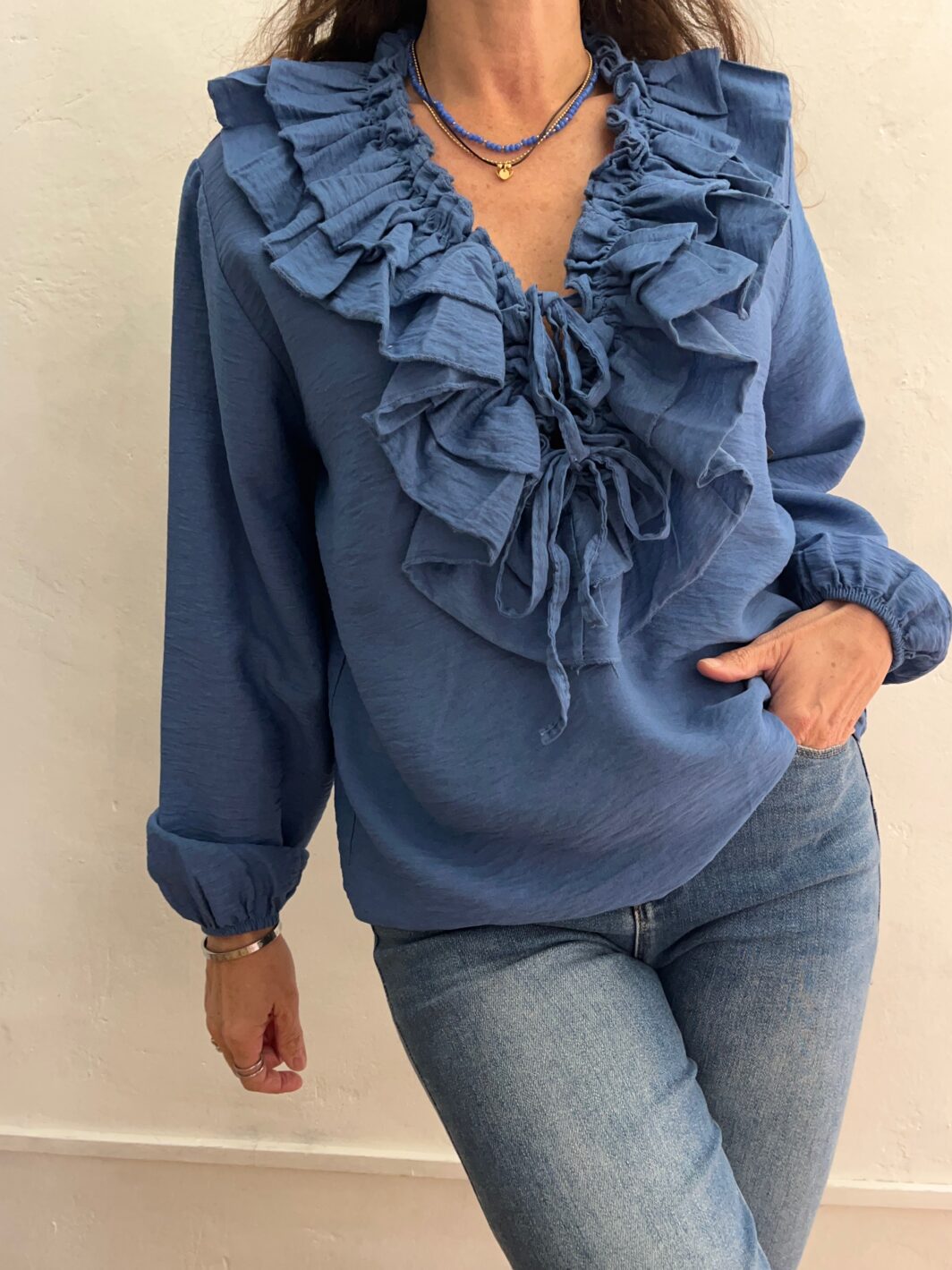 Blusa escote volantes azul - Imagen 4