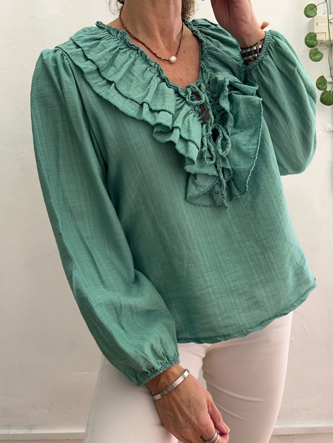 Blusa escote volantes verde mar sólido - Imagen 6