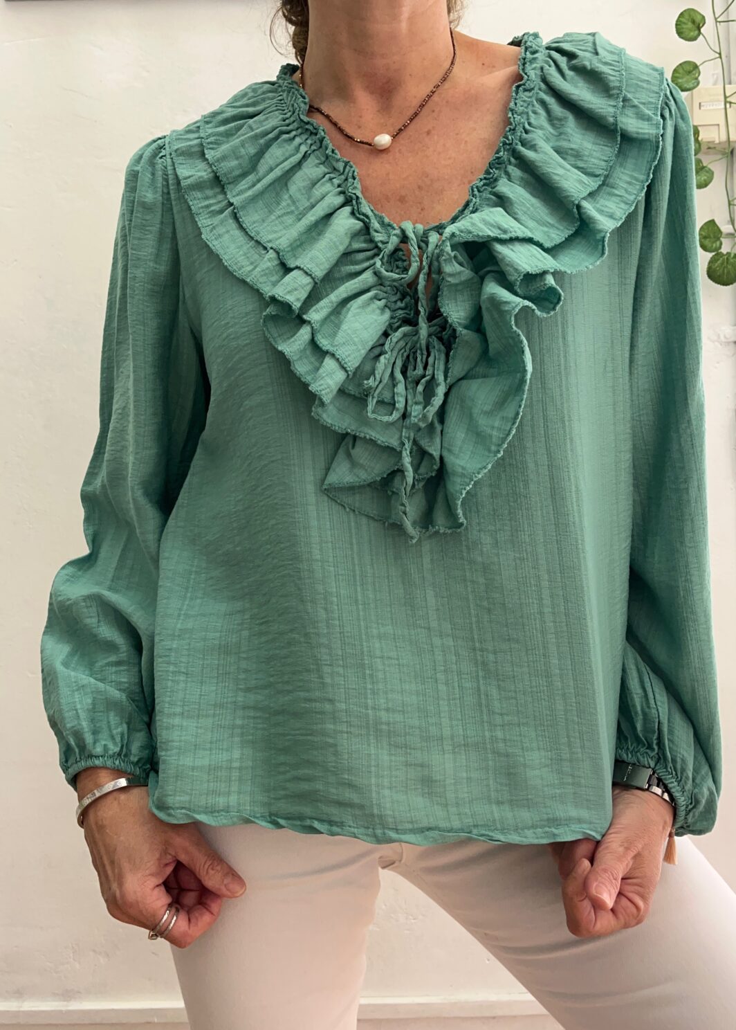 Blusa escote volantes verde mar sólido - Imagen 4