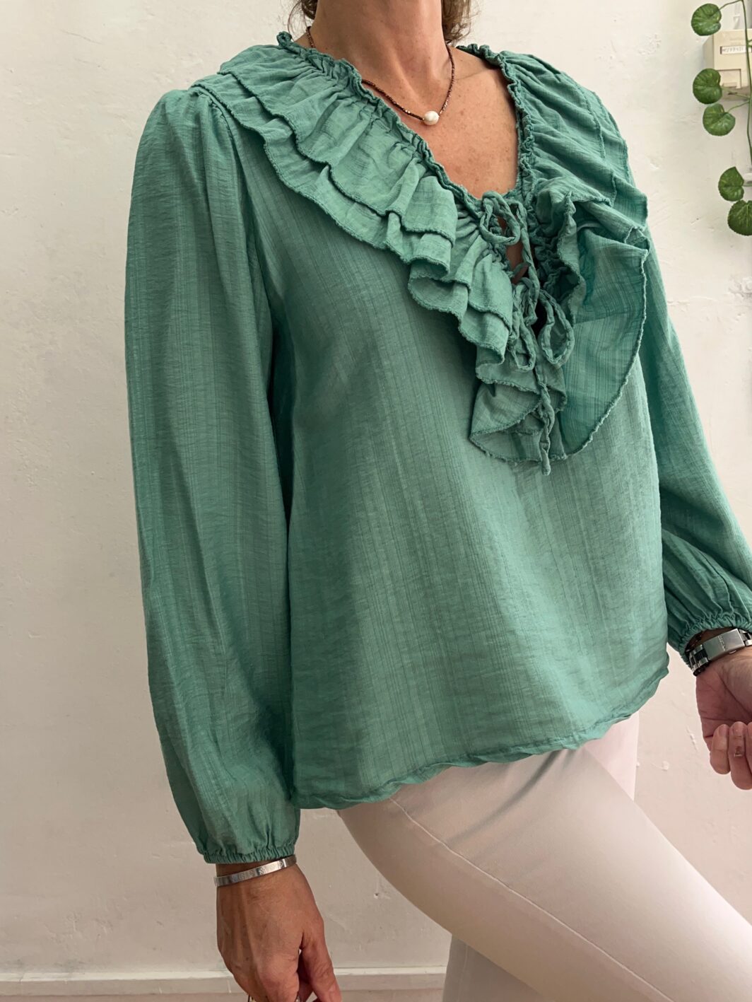 Blusa escote volantes verde mar sólido - Imagen 3