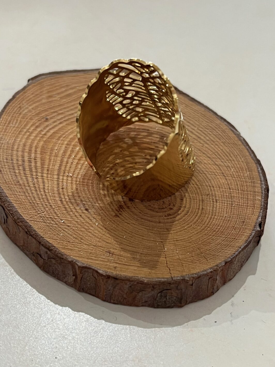 Anillo tallado acero dorado - Imagen 4