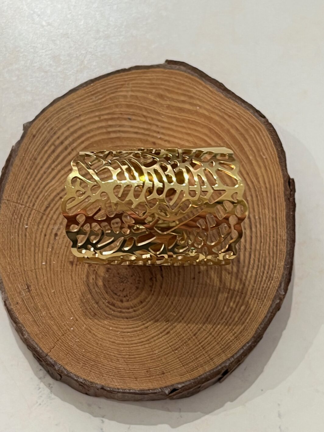 Anillo tallado acero dorado - Imagen 3
