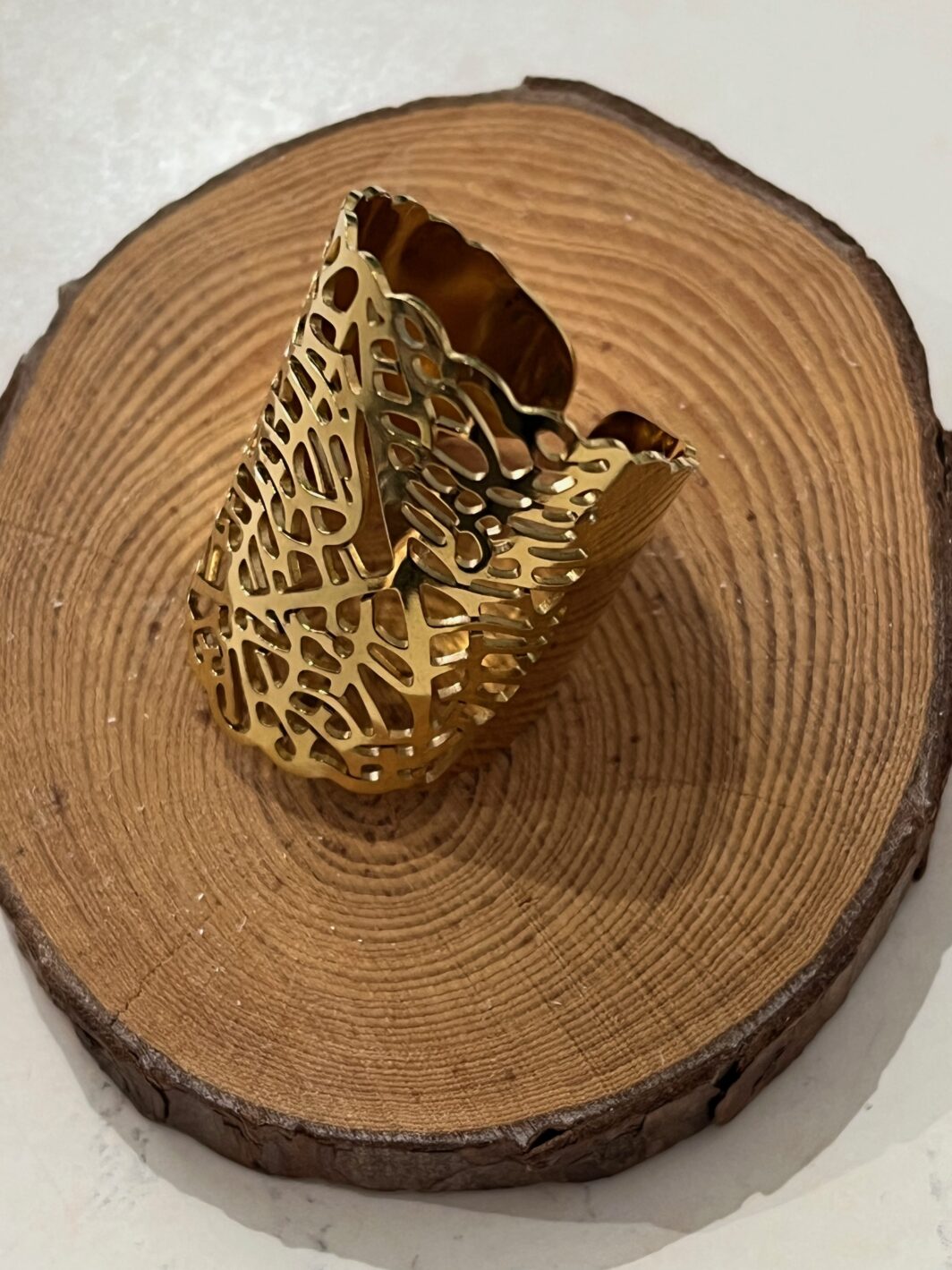 Anillo tallado acero dorado - Imagen 2