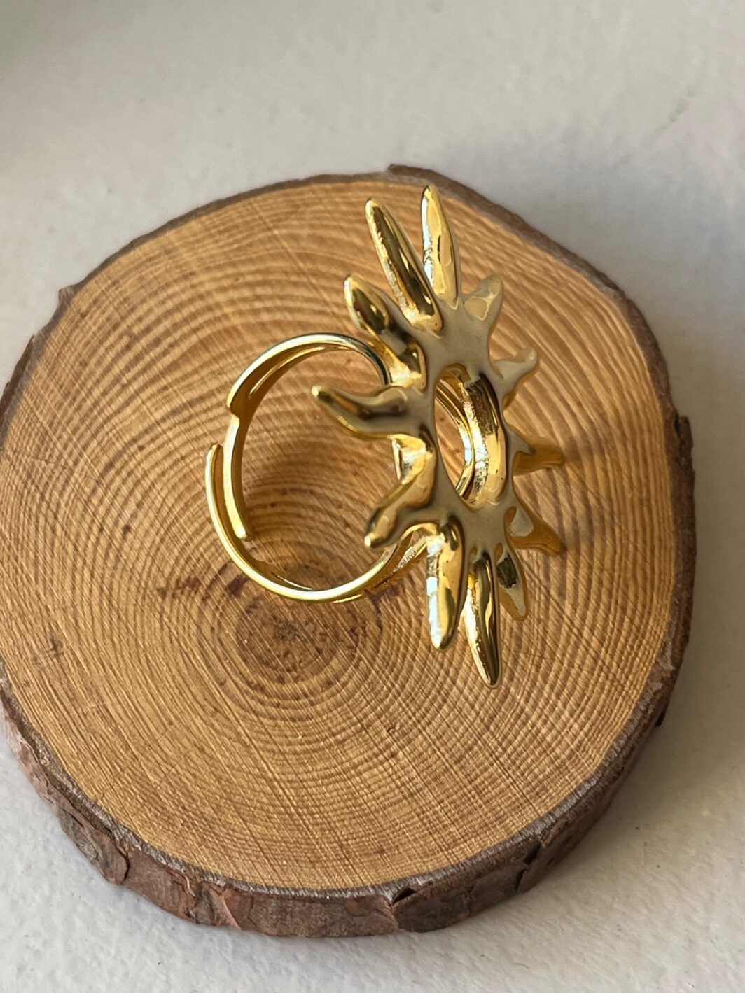 Anillo sol dorado grande - Imagen 4