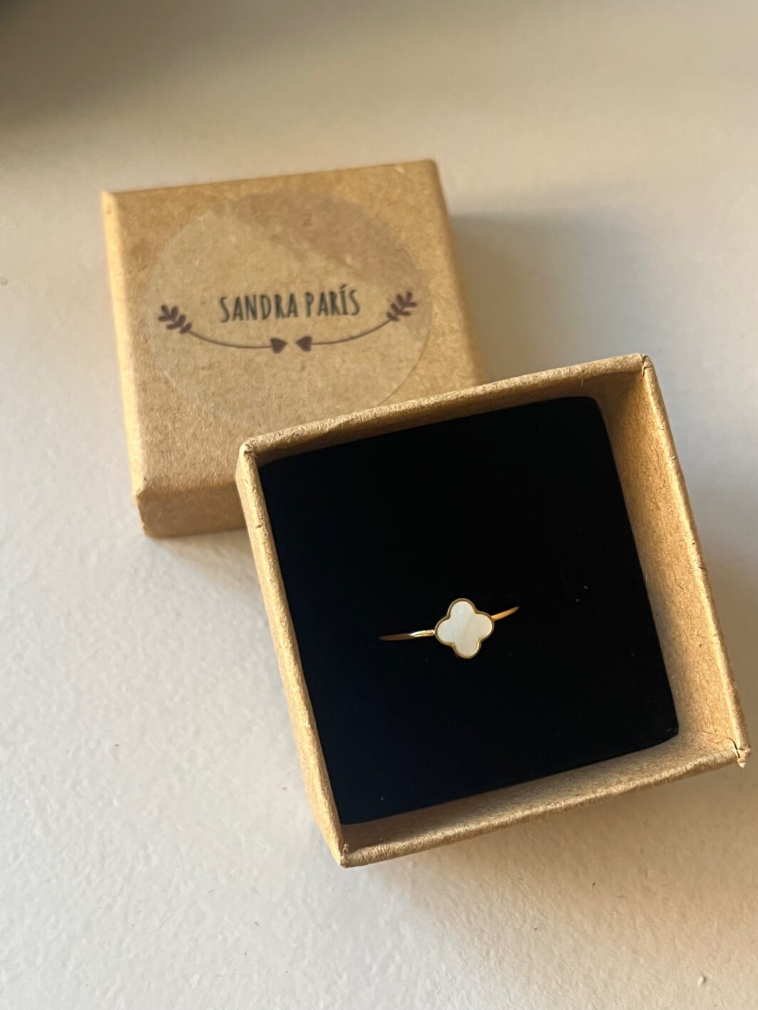 Anillo dorado flor nácar