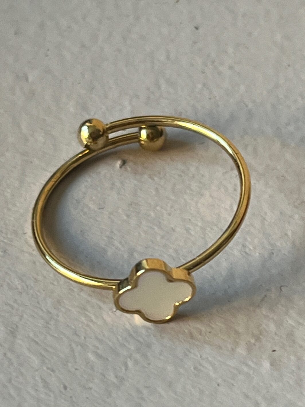 Anillo dorado flor nácar - Imagen 4