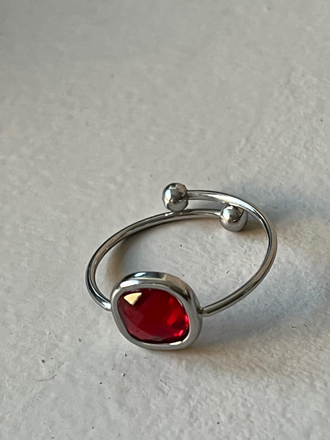 anillo Rubí plateado - Imagen 2