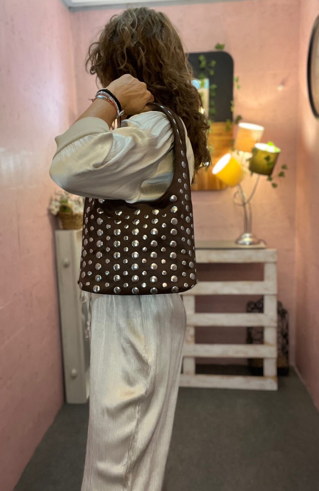Bolso Baguette tachas café - Imagen 6