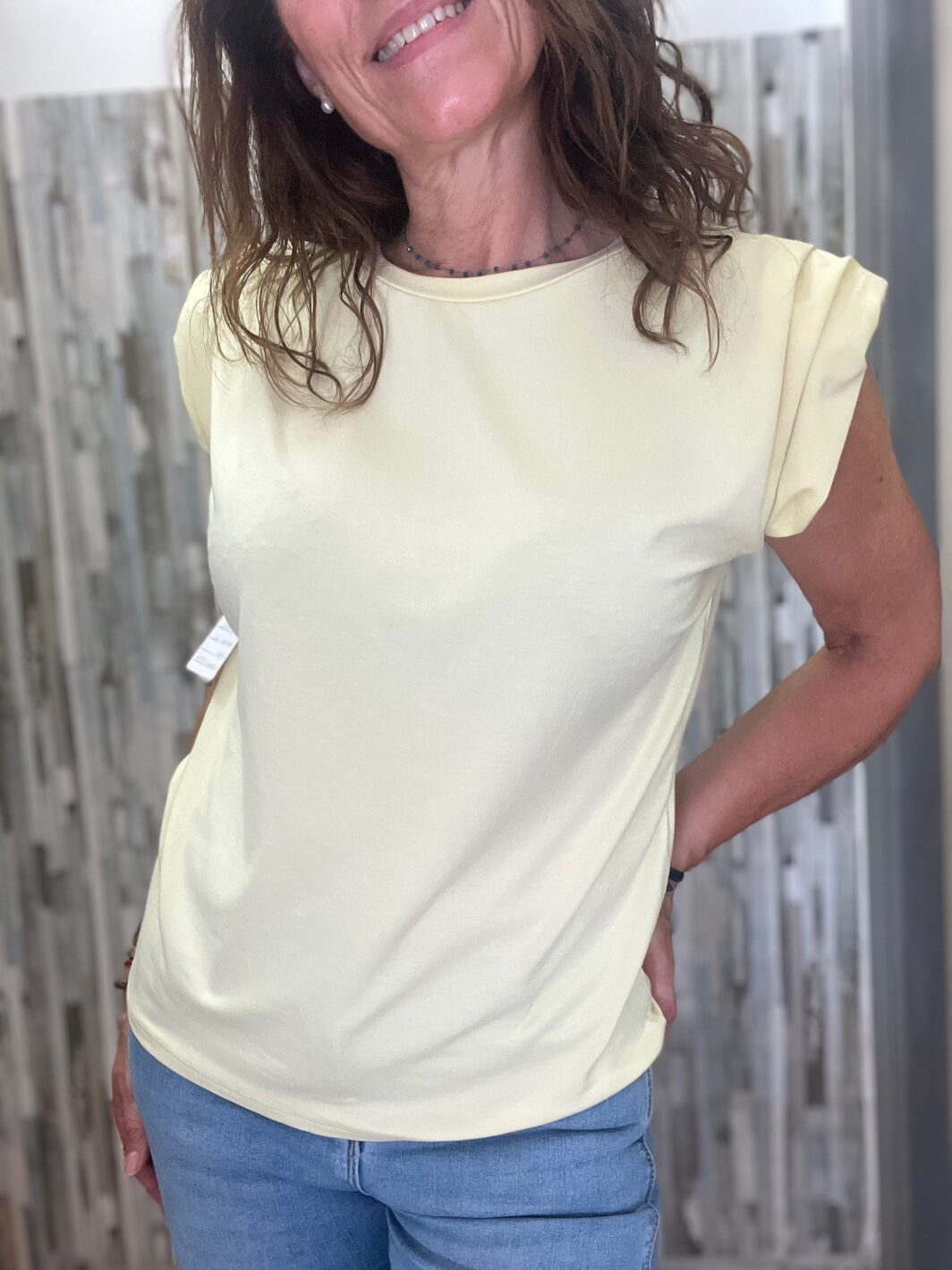 camiseta hombreras amarilla