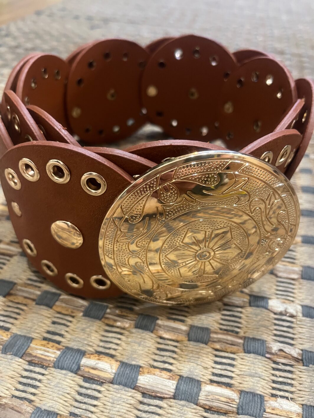 Cinturón con hebilla y tachuelas doradas