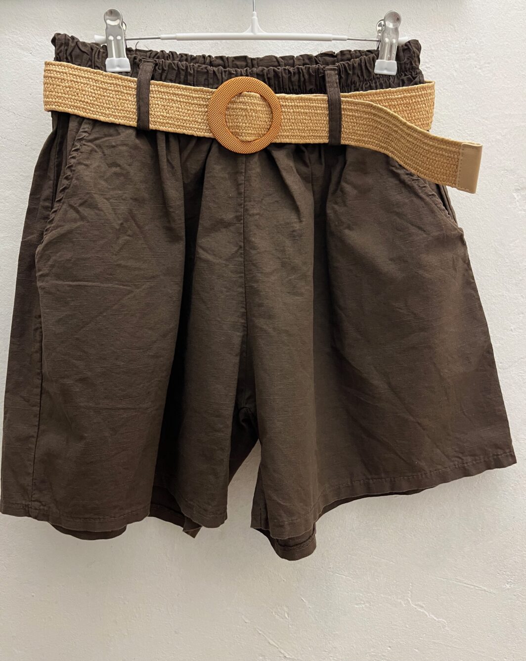 Pantalón corto con cinturón